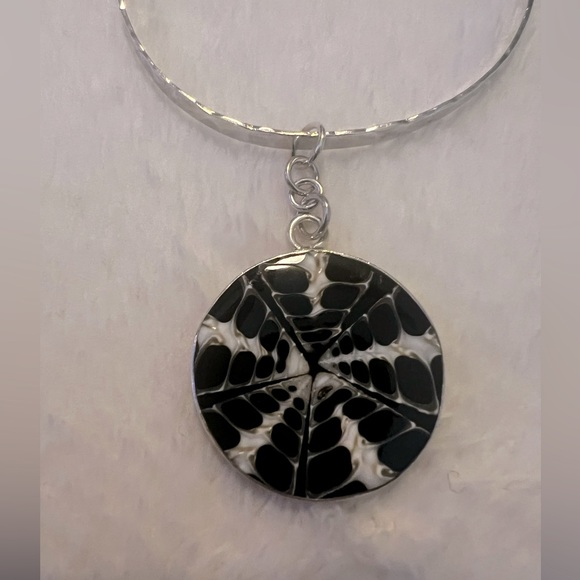 Sterling Troca Shell Hammered Bracelet - Picture 2 of 7